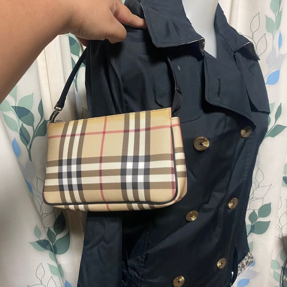 ❣️Burberry Tan and Black Shoulder Bag with Iconic Style❣️